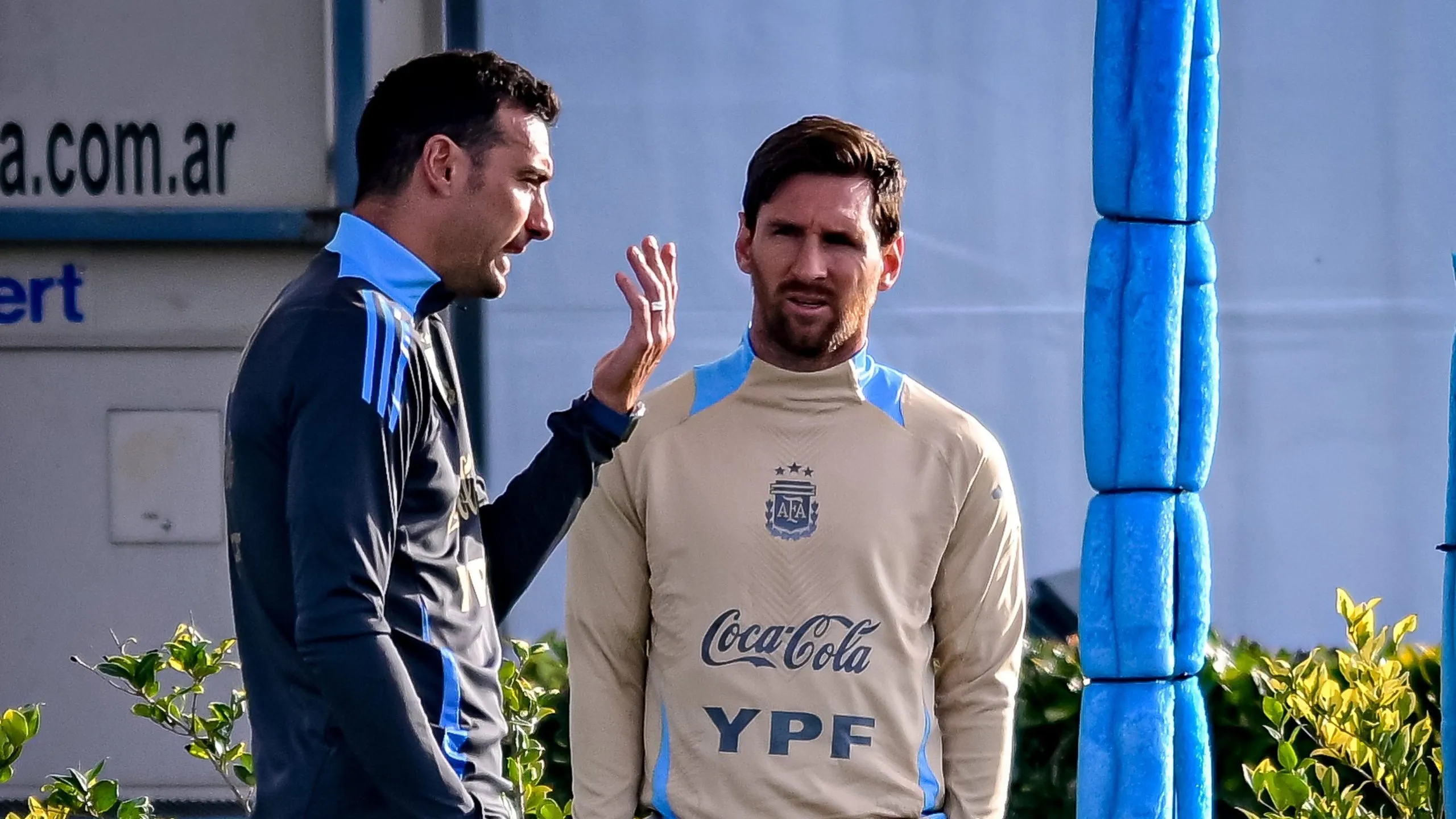 El diálogo entre Scaloni y Messi durante la práctica del martes.
