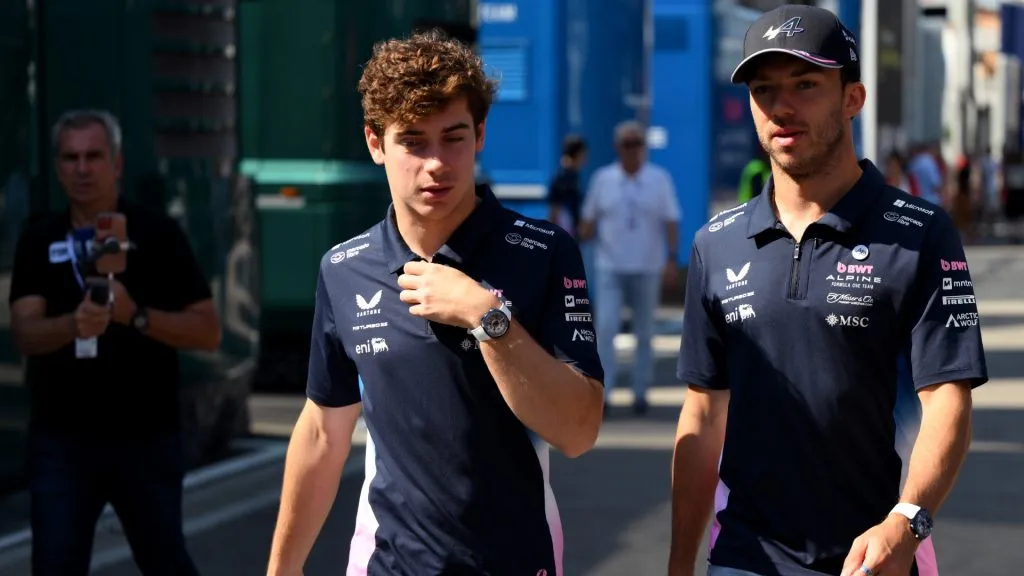 Pierre Gasly junto a Franco Colapinto en Barcelona.