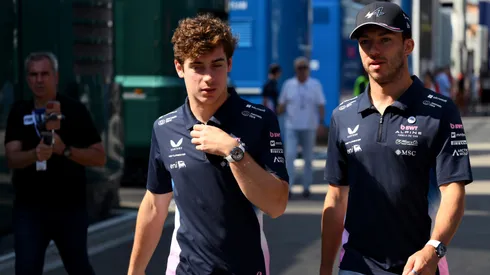Pierre Gasly junto a Franco Colapinto en Barcelona.
