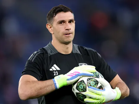 En plena fecha FIFA, Manchester United acelera para quedarse con Dibu Martínez