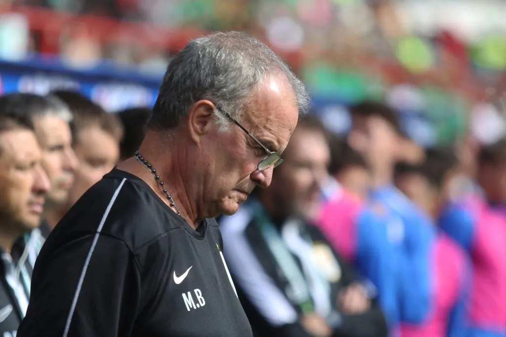 Bielsa puede acariciar la clasificación al Mundial con Uruguay, pero también ponerla en serio riesgo.