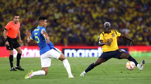 Casemiro y Moisés Caicedo en Ecuador vs Brasil por Eliminatorias Sudamericanas. (Getty Images)