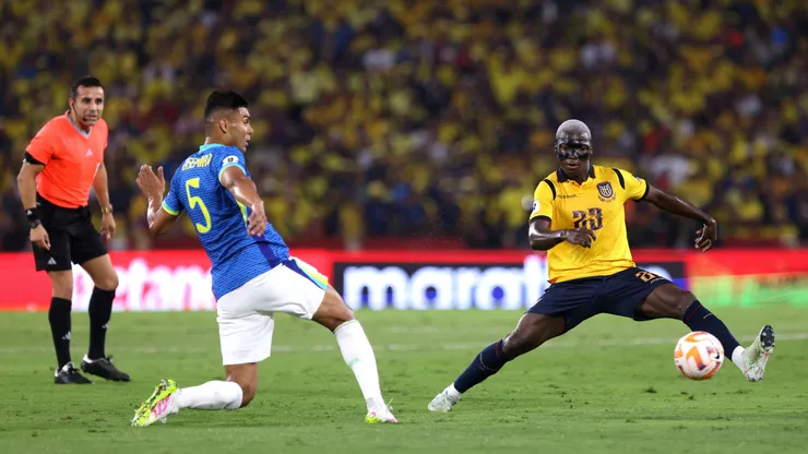 Casemiro y Moisés Caicedo en Ecuador vs Brasil por Eliminatorias Sudamericanas. (Getty Images)