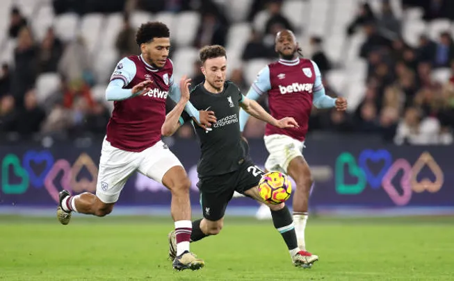 Todibo es ahora un jugador diferente, un portento físico y dominante en la Premier League
