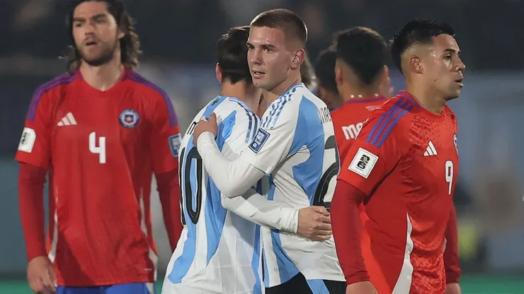 Mastantuono abraza a Messi tras la victoria de Argentina