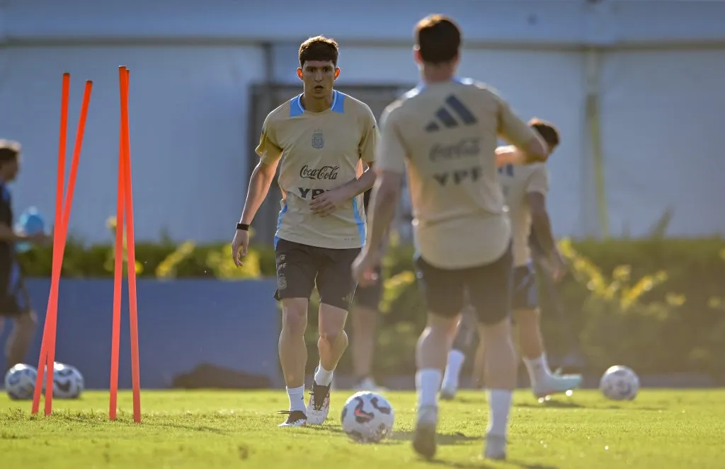 Balerdi repetiría titularidad ante Colombia el próximo martes.