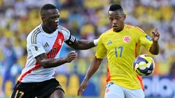 Luis Advíncula de Perú y Jaminton Campaz de Colombia. (Getty Images)