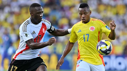 Luis Advíncula de Perú y Jaminton Campaz de Colombia. (Getty Images)
