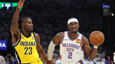 Shai Gilgeous-Alexander de Oklahoma City Thunder y Aaron Nesmith de Indiana Pacers disputando la final de la NBA 2025. (Getty Images)