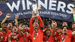 Cristiano Ronaldo con la copa en sus manos.