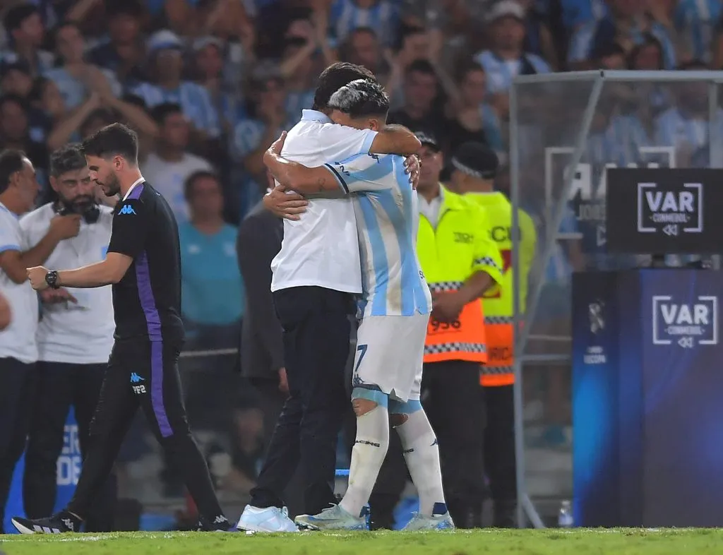 El paternal abrazo Maximiliano Salas y Gustavo Costas durante la conquista de Racing en la Recopa Sudamericana 2025. (Getty Images)