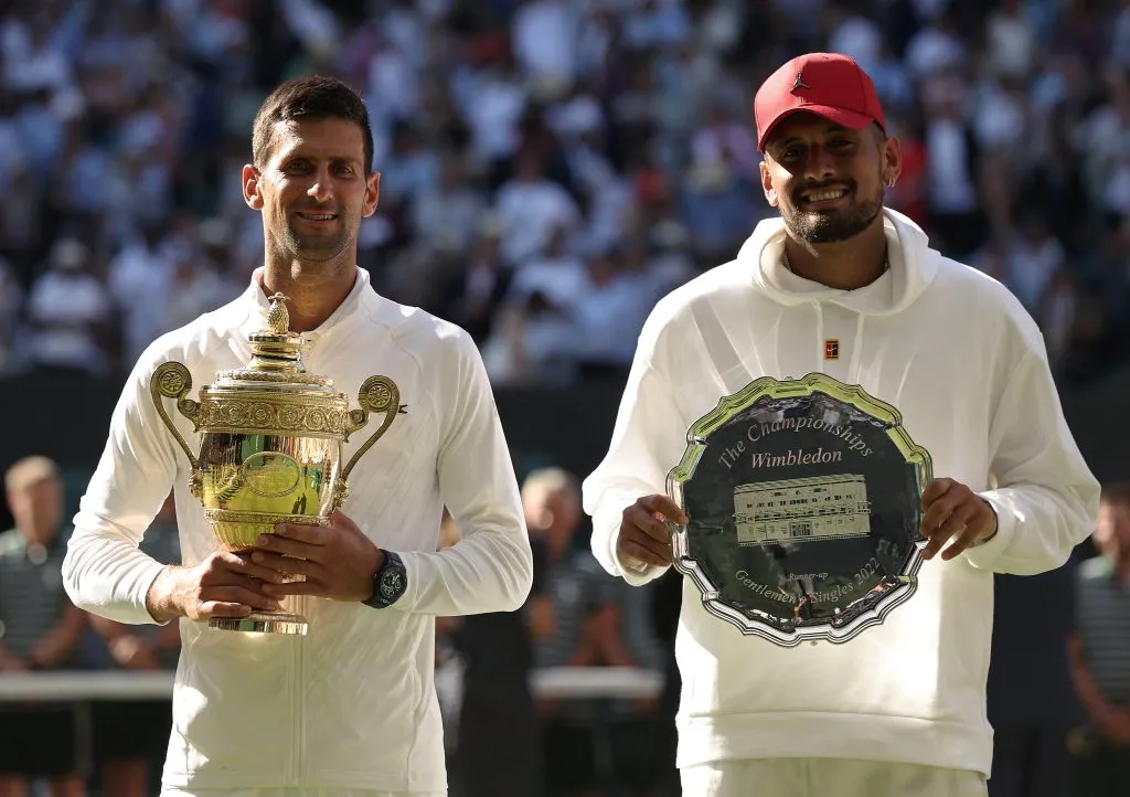 Djokovic y Kyrgios tras la final de Wimbledon 2022. (Foto: Getty).