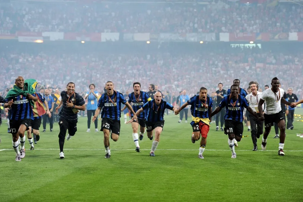 Balotelli, a la derecha de todo, celebra la conquista de la Champions League 2009/10. (Foto: Getty).