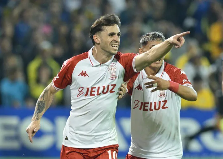 Mazzantti celebrando un gol en Huracán.