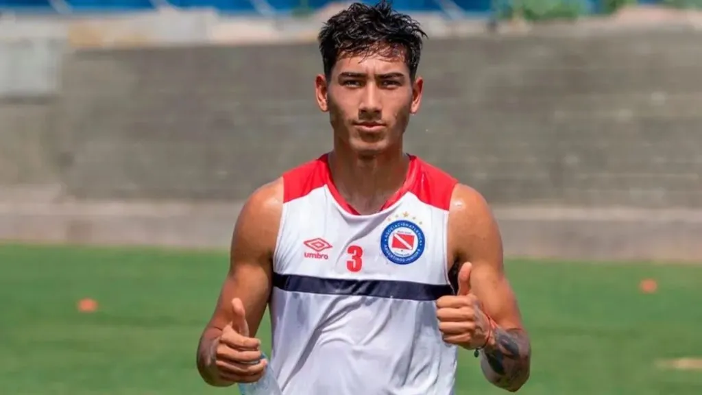 Román Vega, lateral izquierdo de Argentinos Juniors.