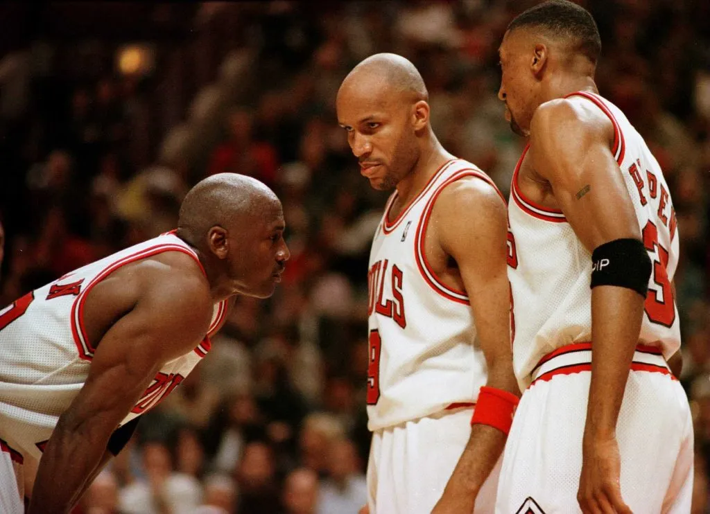 Jordan y Harper discuten durante un partido de los Bulls, con Scottie Pippen a su derecha (Getty).