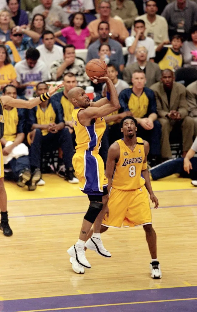 Harper realiza un lanzamiento ante la mirada de un joven Kobe Bryant