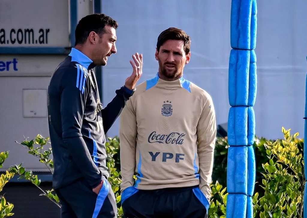 Scaloni habla con Messi en la práctica. (Foto: Getty).