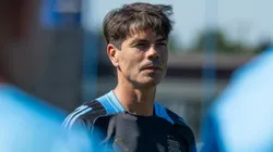 Maradona lo llevó al Mundial 2010 y le dedicaron una famosa bandera, tras el retiro se dedicó a los autos y ahora trabaja en la Selección