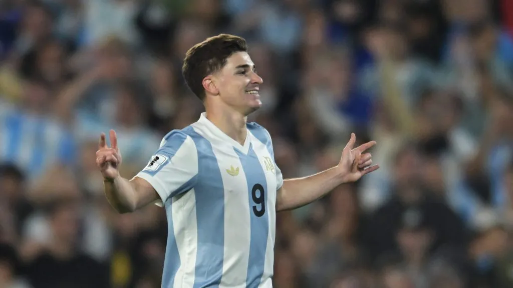 Julián Álvarez celebrando un gol de Argentina. (Getty Images)