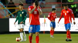 Los jugadores chilenos lamentándose tras la derrota ante Bolivia.