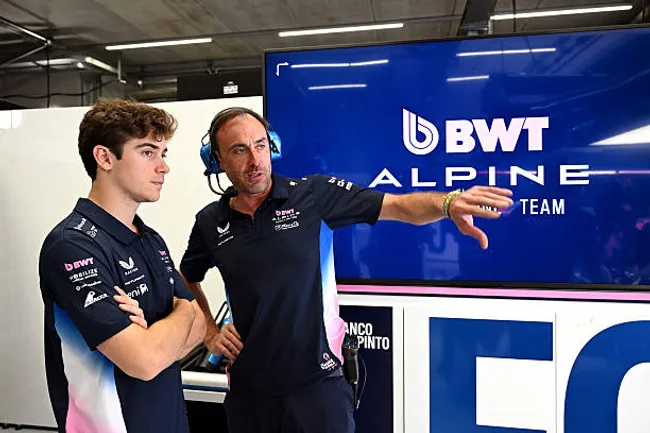 Los pilotos y los ingenieros de carrera responden al Jefe de Equipo, quien no impacta tanto en la estrategia del fin de semana.