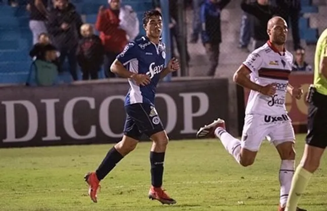 Rafael Monti en su debut en Acassuso.