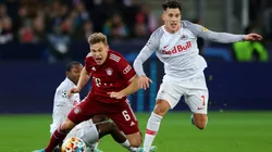 Nicolás Capaldo y Joshua Kimmich en un enfrentamiento entre RB Salzburgo y Bayern Múnich. (Getty Images)