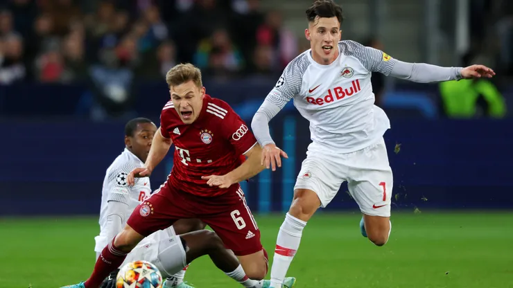 Nicolás Capaldo y Joshua Kimmich en un enfrentamiento entre RB Salzburgo y Bayern Múnich. (Getty Images)
