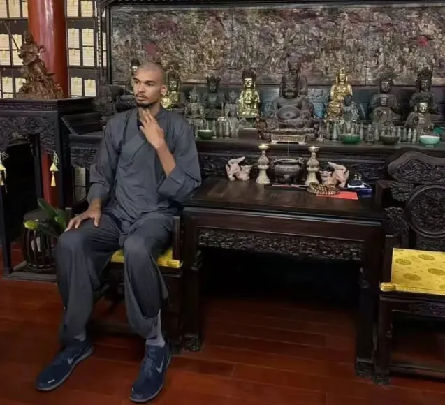 Victor Wembanyama en el templo Shaolin de Zhengzhou en China.