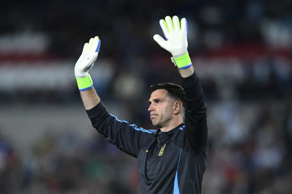 BUENOS AIRES, ARGENTINA – JUNE 10: Emiliano Martínez of Argentina waves to fans prior to the FIFA World Cup 2026 South American Qualifier match between Argentina and Colombia at Estadio Más Monumental Antonio Vespucio Liberti on June 10, 2025 in Buenos Aires, Argentina.  (Photo by Marcelo Endelli/Getty Images)