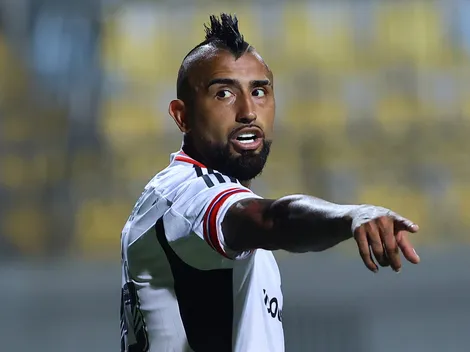 El mal momento de Arturo Vidal en Colo Colo: erró un penal, hizo un gol en contra y se peleó con su arquero