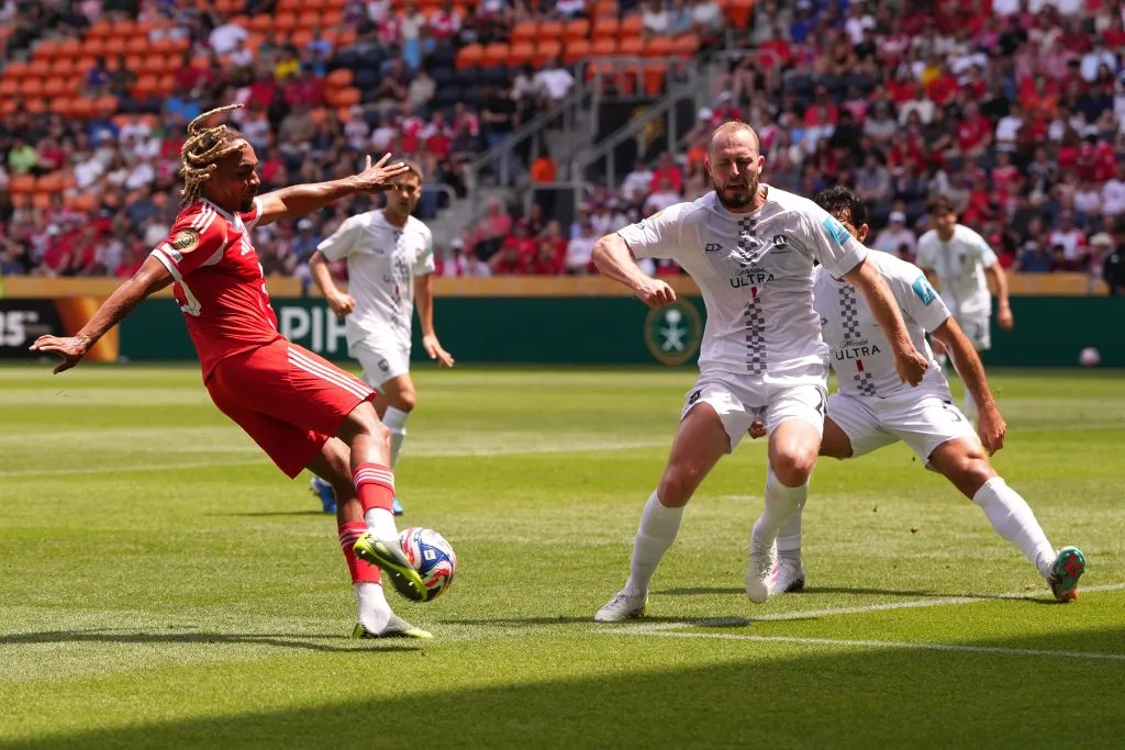 Heijer, entrenador de inferiores, intentando evitar los goles del Bayern Múnich (Getty Images).