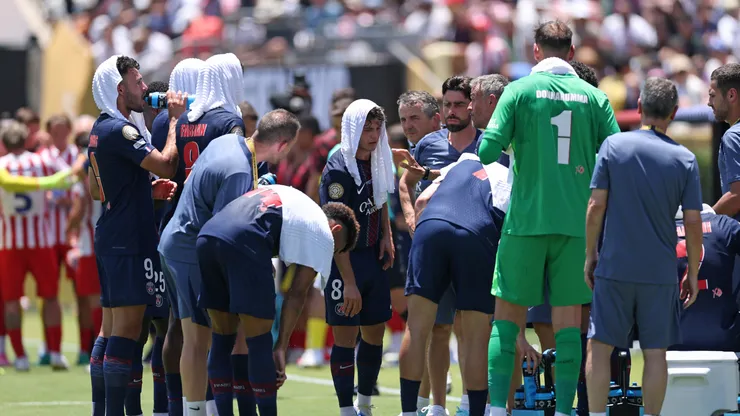 Los jugadores de París Saint-Germain agobiados por el calor en el encuentro ante Atlético de Madrid. (Getty Images)