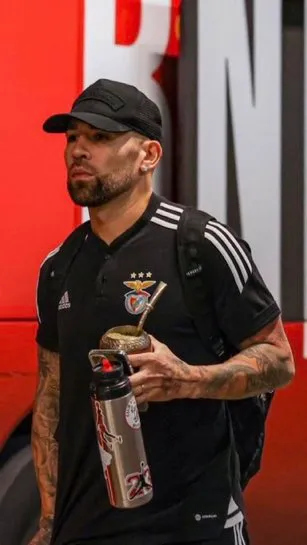 Otamendi y su termo “riverplatense”.