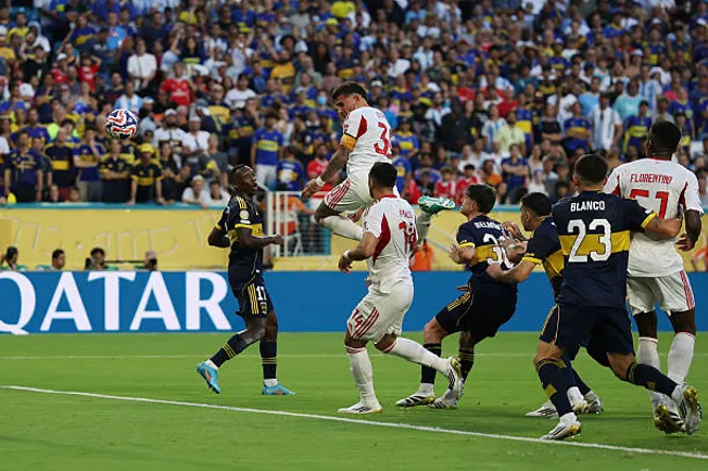 Otamendi, de cabeza, puso el 2 a 2 final en el partido.