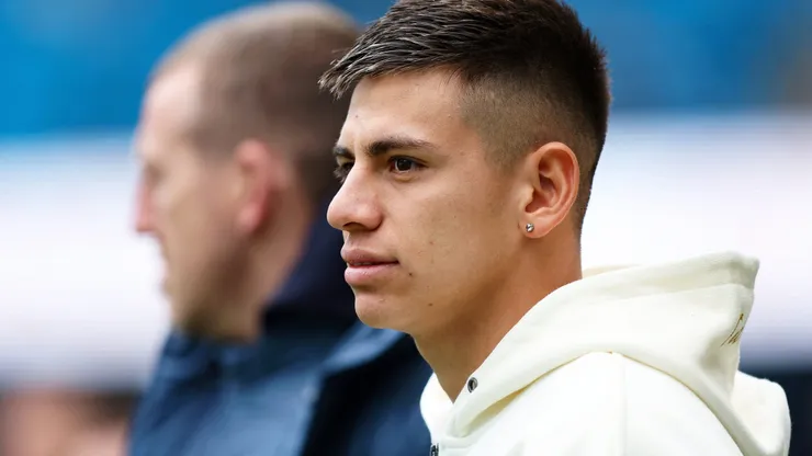 Claudio Echeverri debió cantar "Despacito" de Luis Fonsi en la concentración del Manchester City.