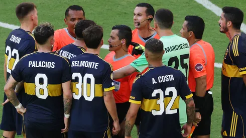Los jugadores de Boca le reclaman al árbitro ante Benfica.