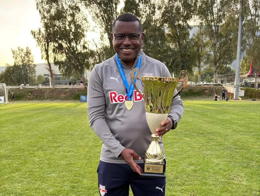 Baiano y su trofeo con la Sub 14 del Bragantino. Foto IG.