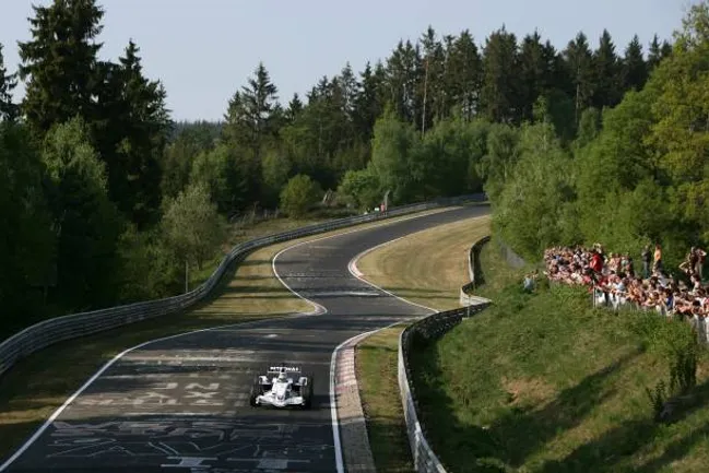Las ondulaciones del circuito y el diagrama del trazado hacen imposible que autos de la Fórmula 1 actual puedan correr allí.