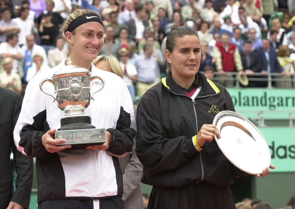 Mary Pierce y Conchita Martínez tras la final de Roland Garros del 2000. (Foto: Getty).
