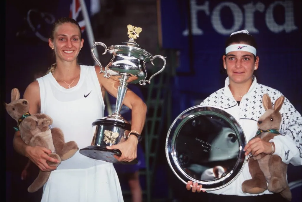 Mary Pierce y Arantxa Sánchez-Vicario tras la final del Abierto de Australia de 1995 que quedó para la francesa. (Foto: Getty).