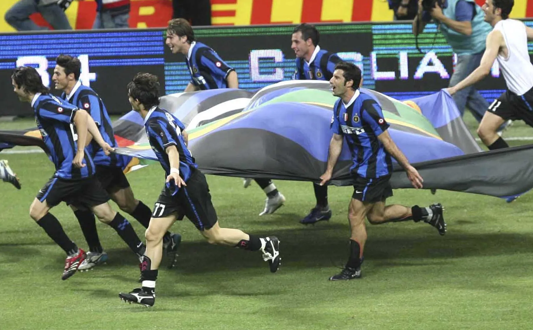 Corriendo a la par de Figo, en el festejo del Scudetto del Inter. Getty Images.