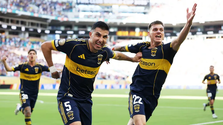 Rodrigo Battaglia y Kevin Zenón durante el duelo entre Boca y Benfica por el Mundial de Clubes. (Getty Images)