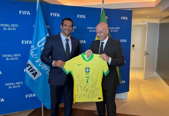 Samir Xuud junto a Infantino en la reunión donde Brasil se postuló como sede del próximo Mundial de Clubes (Foto: CBF).