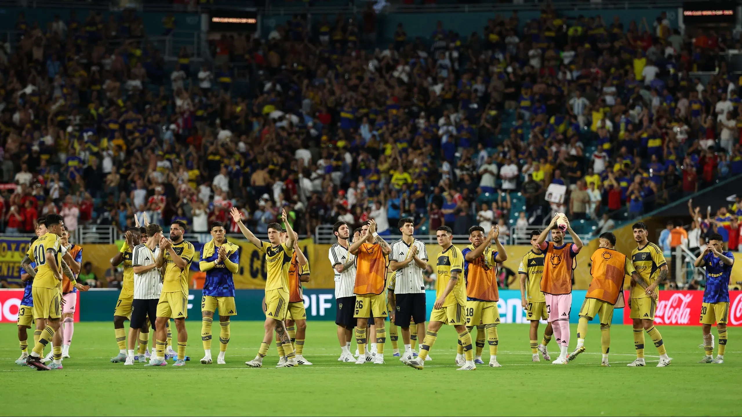 Los jugadores de Boca saludando a los hinchas que colmaron el Hard Rock Stadium, luego de la derrota ante Bayern Múnich por el Mundial de Clubes. (Getty Images)