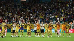Los jugadores de Boca saludan a su hinchada.
