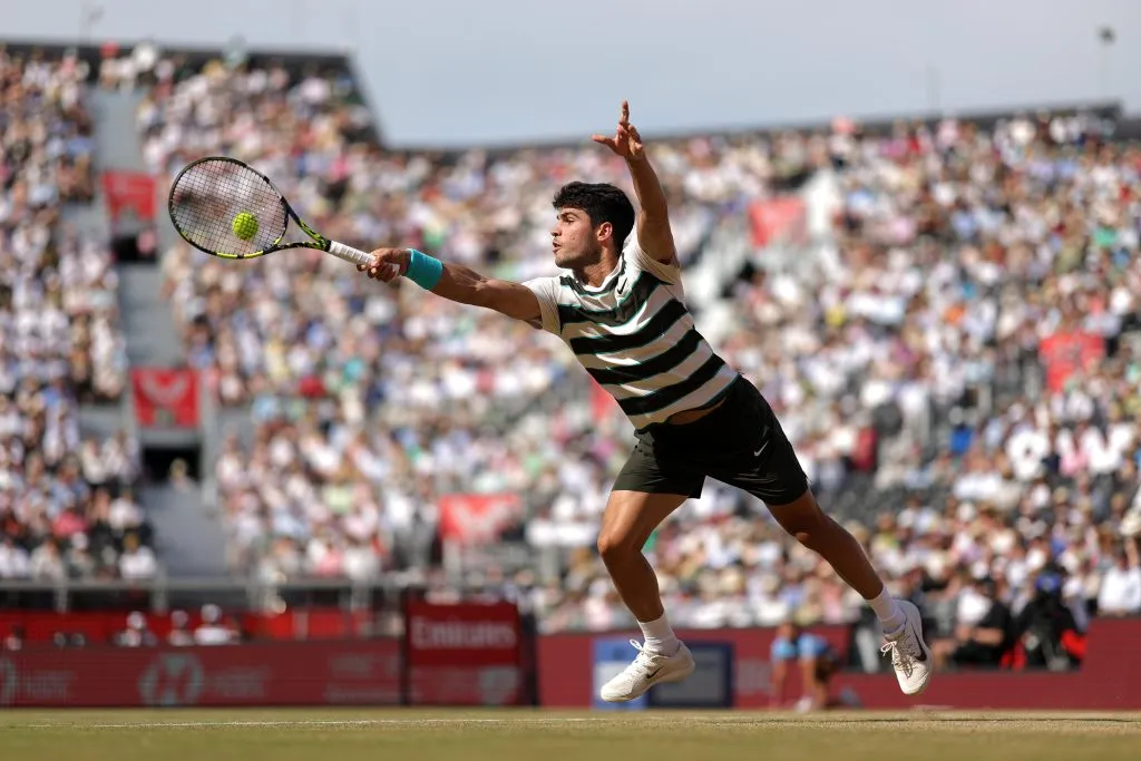 Alcaraz, intratable desde el comienzo de la gira europea, volvió a dejar su nombre en los libros de historia del tenis (Getty Images).