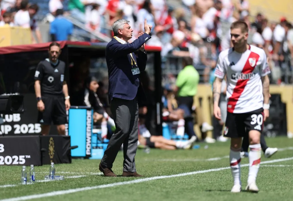 Maciej Skorza, director técnico de Urawa Red Diamonds junto a Franco Mastantuono de River Plate. (Getty Images)