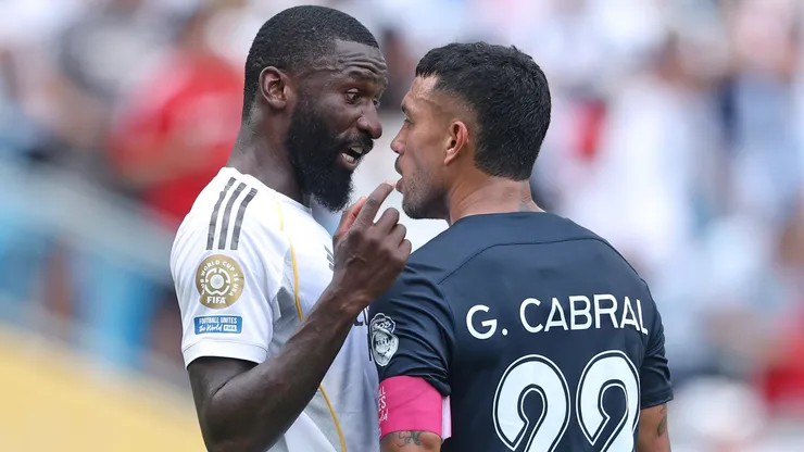 Antonio Rudiger y Gustavo Cabral en el encuentro entre Real Madrid y Pachuca. (Getty Images)